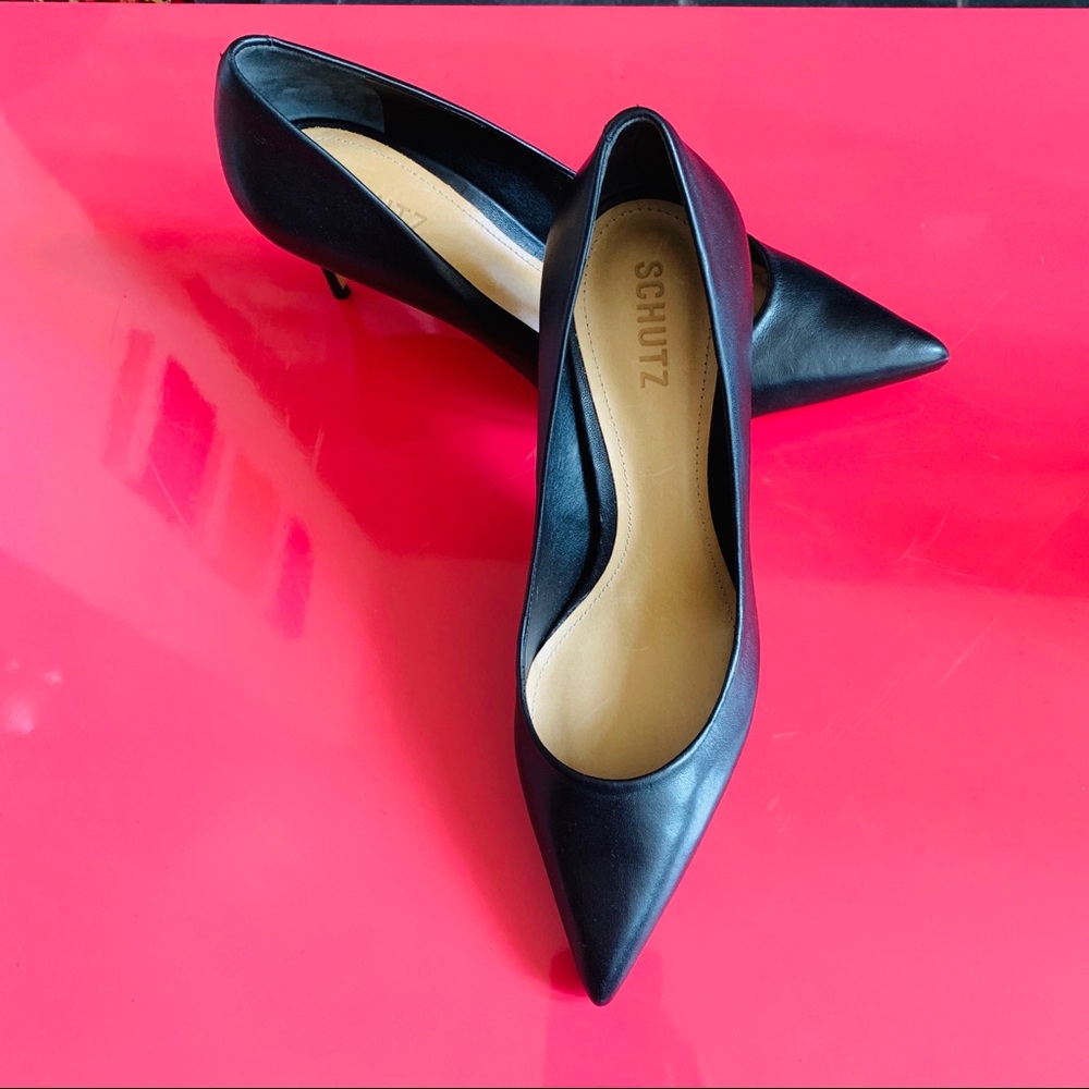 Beautiful black leather décolleté